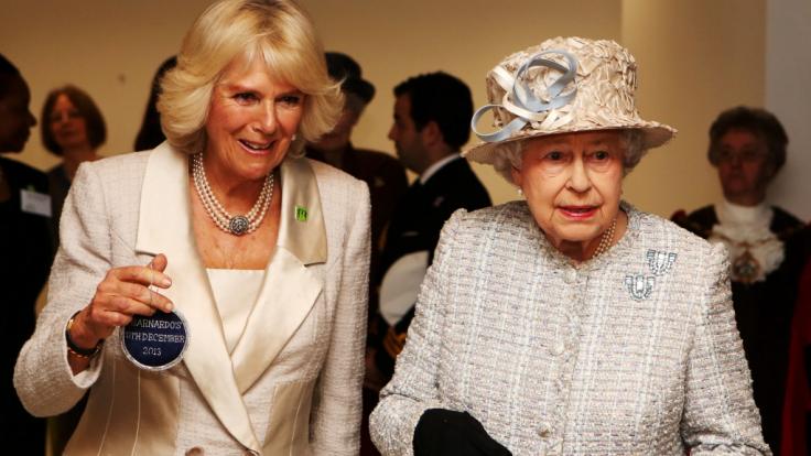 Für ihre Schwiegermutter Queen Elizabeth II. könnte Camilla Parker Bowles schneller als gedacht zur unentbehrlichen Kraft werden - jetzt winkt sogar eine lukrative Beförderung. (Foto)