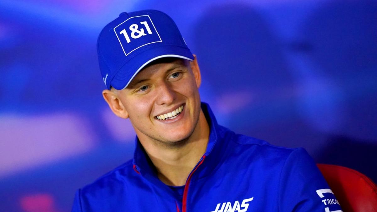 Mick Schumacher strahlt &uuml;ber's ganze Gesicht - kein Wunder bei der attraktiven Begleitung, die der Schumi-Sohn bei Instagram pr&auml;sentierte. (Foto)