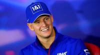 Mick Schumacher strahlt über's ganze Gesicht - kein Wunder bei der attraktiven Begleitung, die der Schumi-Sohn bei Instagram präsentierte.
