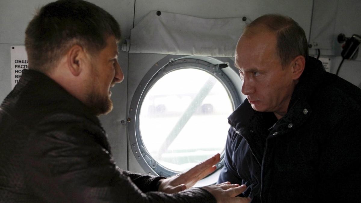 Die Zeiten, in denen Ramsan Kadyrow (li.) und Wladimir Putin ein enges Team waren, scheinen nach einer riskanten Aktion des Tschetschenenf&uuml;hrers vorbei zu sein. (Foto)