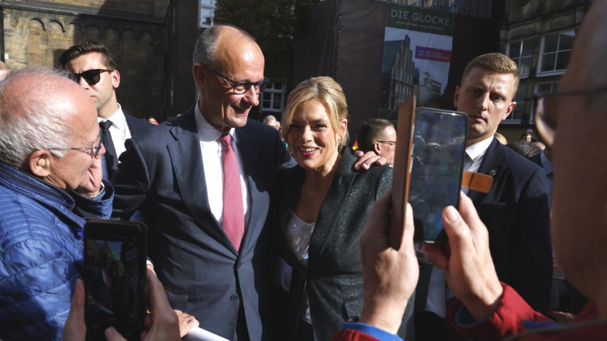 Friedrich Merz und Julia Kl&ouml;ckner am 3. Oktober im Bremen (Foto)