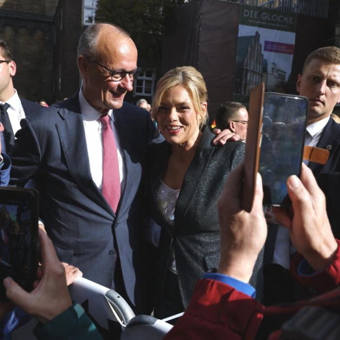 Abgeordneter mit Behinderungen konfrontiert Merz – Kanzler-Antwort empört