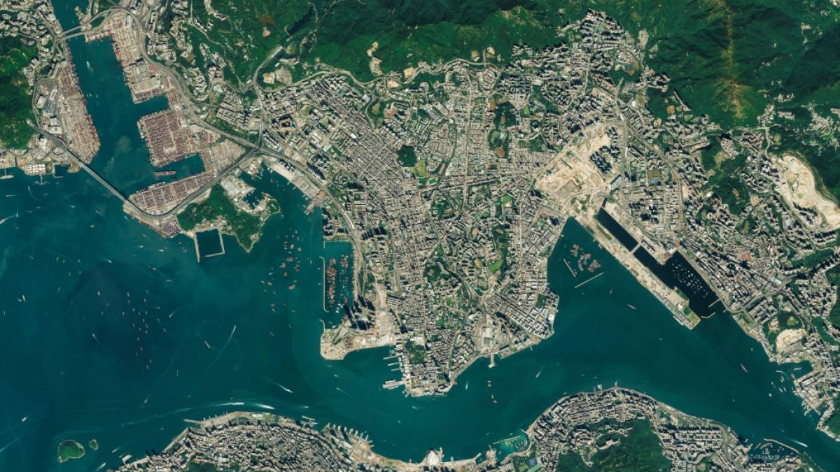 Dieses hochaufl&ouml;sende Satellitenbild zeigt Hongkong. Die Milit&auml;r-Stadt soll allerdings etwa 30 Kilometer s&uuml;dwestlich von Peking entstehen. (Foto)