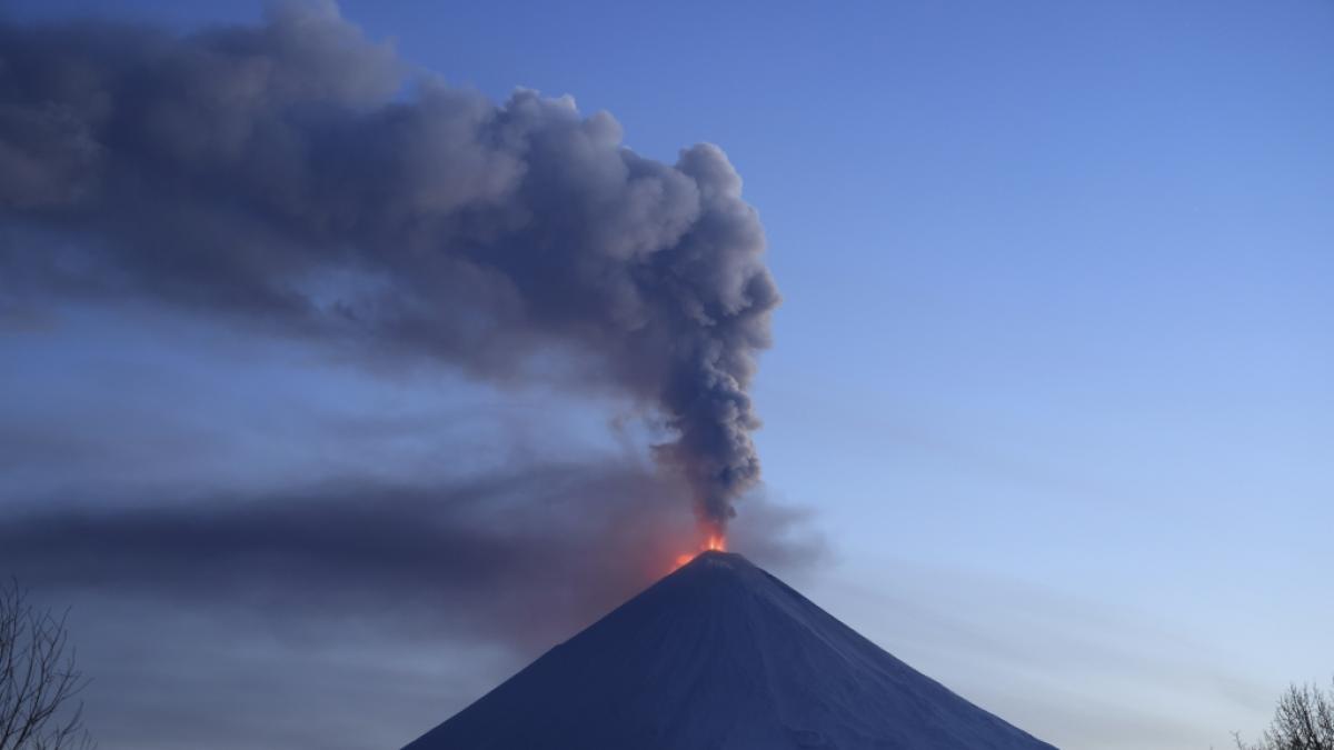 Rauch und Lava str&ouml;men aus dem Vulkan Kljutschewskoi. (Foto)