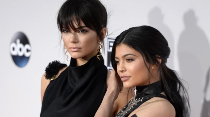 Kendall und Kylie Jenner werben halbnackt für ihre neuen Beautyprodukte.