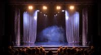 Der Schauspieler Julien Arnold erlitt während einer Vorstellung auf der Bühne einen medizinischen Notfall und starb trotz Reanimationsversuchen noch im Theater (Symbolfoto).