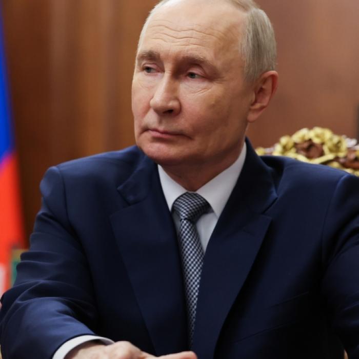 Flammenmeer zeigt Putins Misere - Kreml-Raffinerie brennt lichterloh