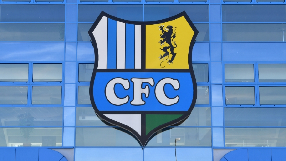 Das Wappen der Mannschaft ziert das Stadion an der Gellertstra&szlig;e in dem der Chemnitzer FC seine Heimspiele hat. (Symbolbild) (Foto)