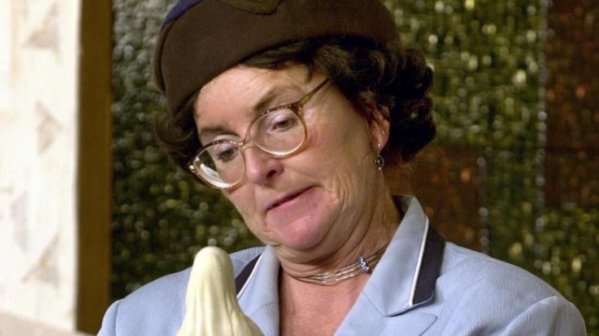 Alice Hoffmann als Vanessa Backes&nbsp;in einer Szene aus der Kabarett-Auff&uuml;hrung "Die Marienerscheinung von Marpingen" (2001). (Foto)