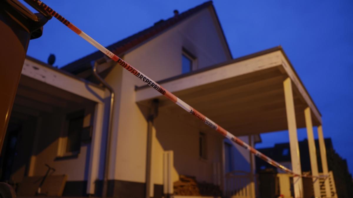 Anwohner haben Kerzen vor dem Haus aufgestellt, wo am Freitag eine 14 Jahre alte Jugendliche bei einer Gewalttat get&ouml;tet wurde. (Foto)