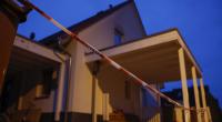 Anwohner haben Kerzen vor dem Haus aufgestellt, wo am Freitag eine 14 Jahre alte Jugendliche bei einer Gewalttat getötet wurde.