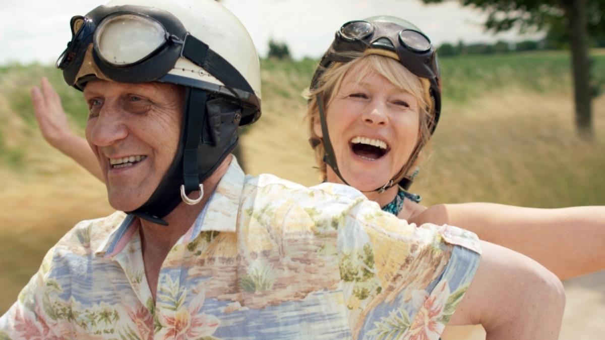 Corinna Harfouch als Charlotte und Karl Kranzkowski als Paul in einer Szene des Films "Wer hat eigentlich die Liebe erfunden?" (Foto)