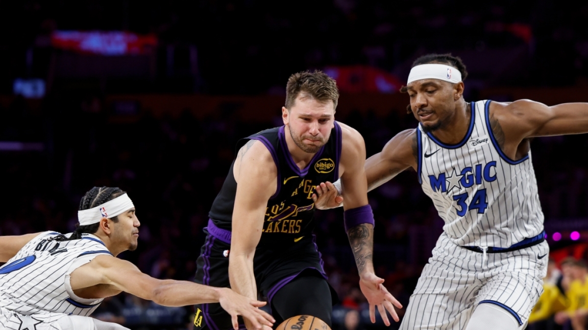 Luka Doncic von den Los Angeles Lakers l&auml;uft mit dem Ball gegen Anthony Black (l) und Wendell Carter Jr. (r) der Orlando Magic, am 24.02.2026. (Symbolbild) (Foto)