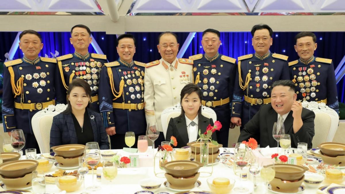 Kim Jong-un (r.) zeigte sich &ouml;ffentlich mit Frau Ri Jo Sul (l.) und Tochter Kim Ju Ae (Mitte) bei einem Milit&auml;rbankett. (Foto)