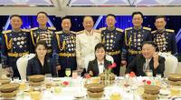 Kim Jong-un (r.) zeigte sich öffentlich mit Frau Ri Jo Sul (l.) und Tochter Kim Ju Ae (Mitte) bei einem Militärbankett.
