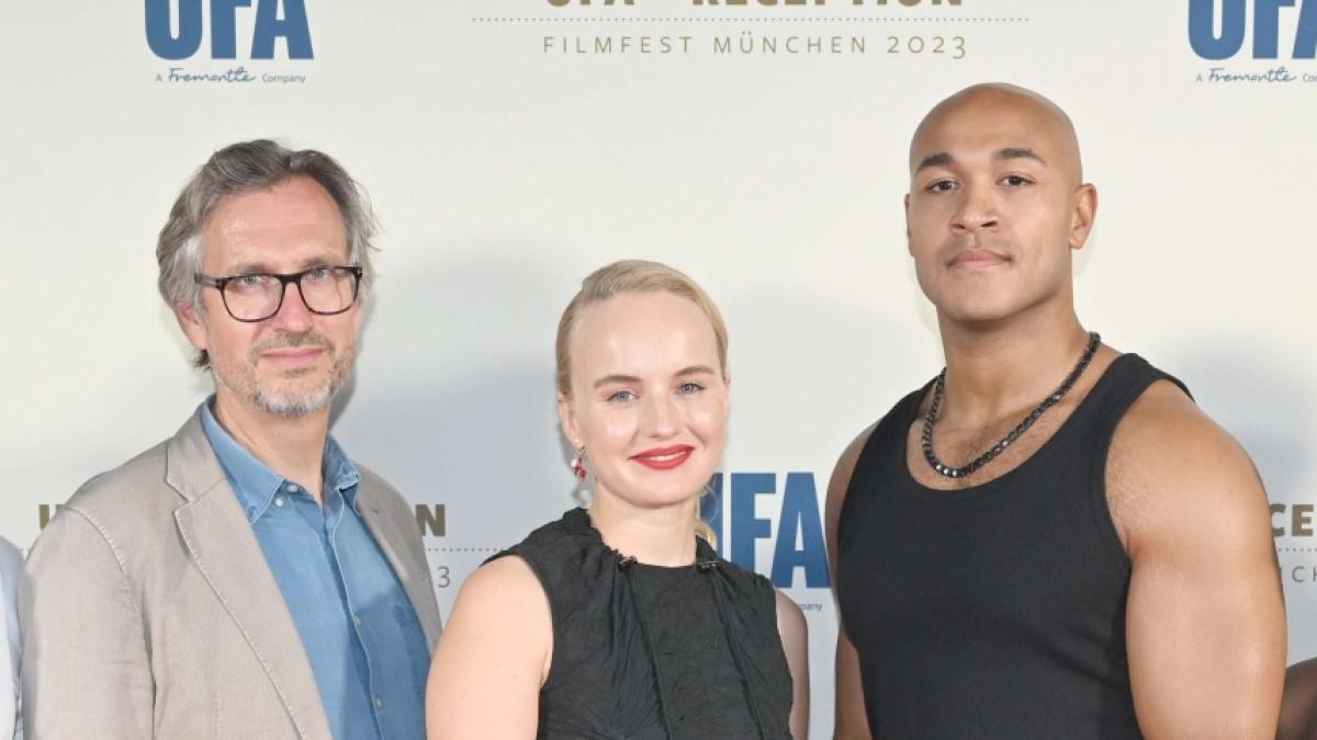 Luise von Finckh steht gemeinsam mit Produzent J&ouml;rg Winger und Schauspieler Malick Bauer auf dem roten Teppich. (Foto)