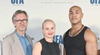 Luise von Finckh steht gemeinsam mit Produzent Jörg Winger und Schauspieler Malick Bauer auf dem roten Teppich.