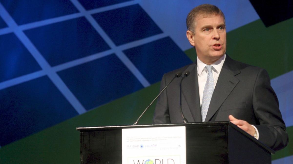 Prinz Andrew 2008 bei einer Rede in Abu Dhabi w&auml;hrend einer Er&ouml;ffnungsfeier. (Foto)