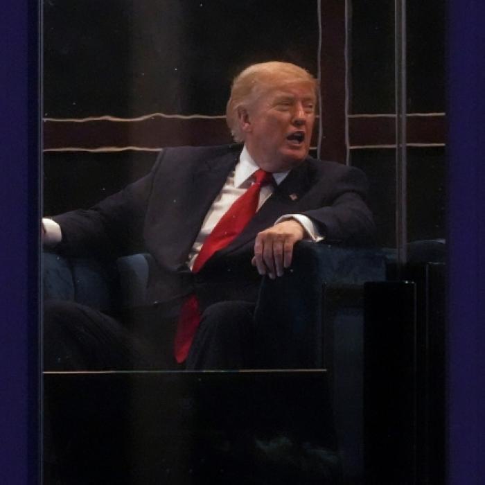 Fast regungslos vor dem TV - US-Präsident irritiert mit skurriler Szene