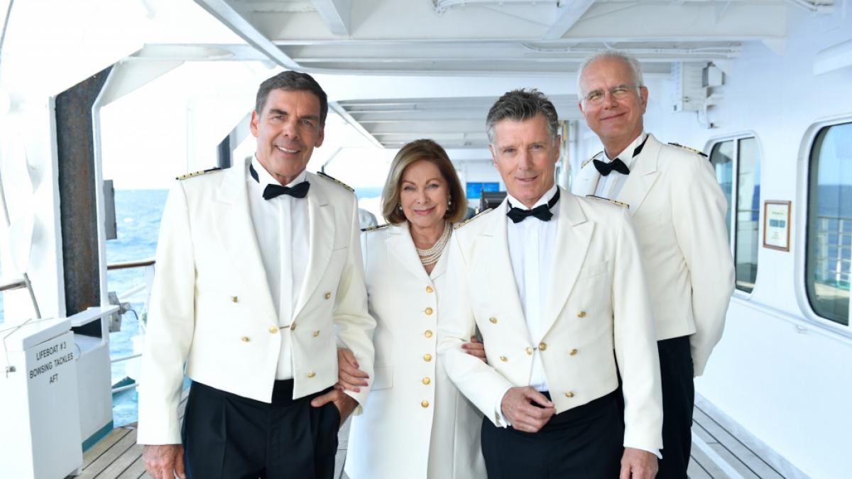 Der ehemalige "Traumschiff"-Star Nick Wilder (3. von links) hatte einen Autounfall. (Foto)