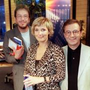Kim Fisher (M.), Jörg Kachelmann (l.) und Jan Hofer (r) im Jahr 2000 vor der ersten Live-Sendung der MDR-Talkshow 