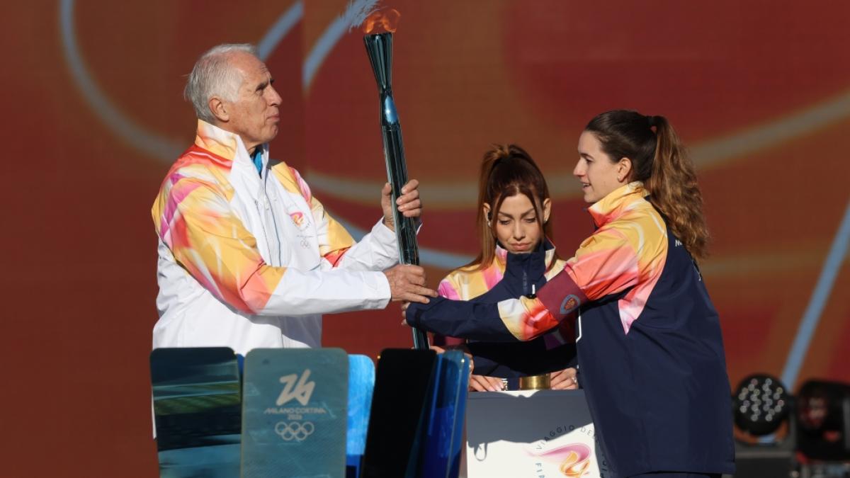 Der Pr&auml;sident des Organisationskomitees von Mailand-Cortina, Giovanni Malago, entz&uuml;ndet die Fackel der Olympischen Winterspiele 2026 in Mailand-Cortina. (Foto)