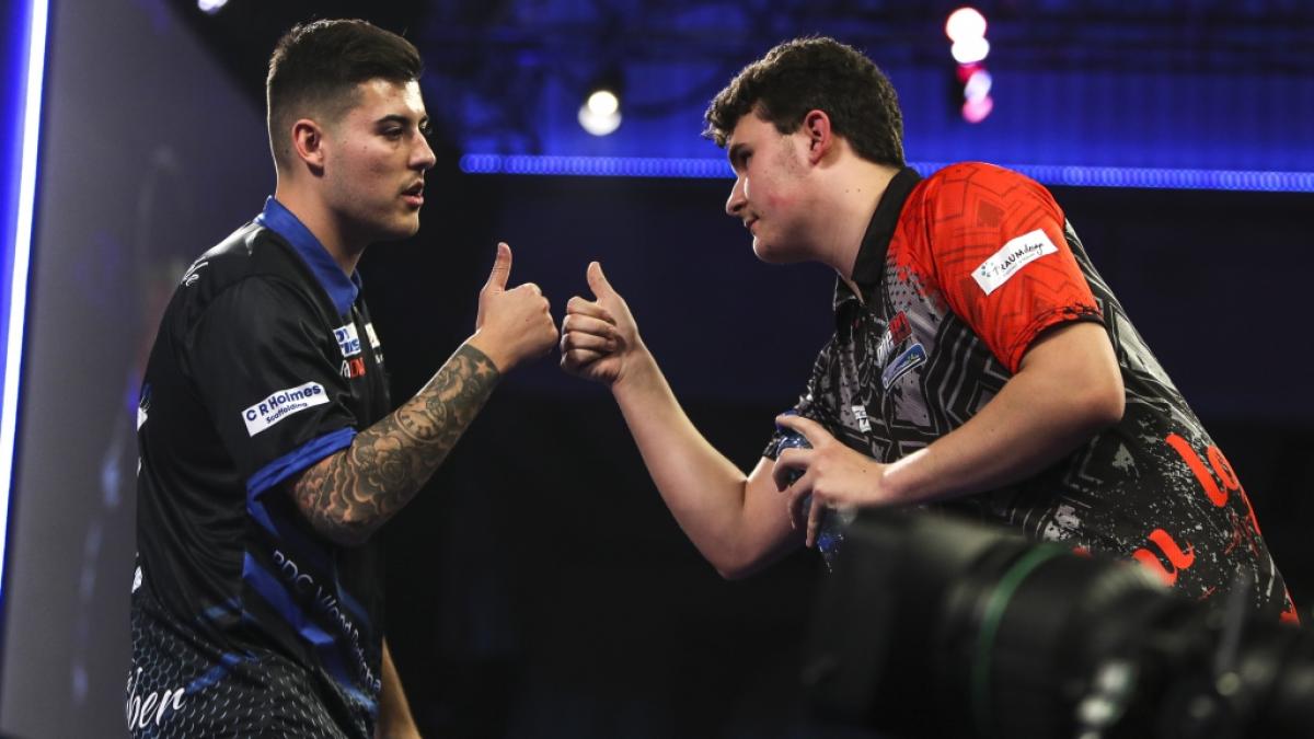 Bei seiner Premiere bei der Darts-WM 2022 musste sich Fabian Schmutzler (re.) gegen "The Barber" Ryan Meikle geschlagen geben. (Foto)