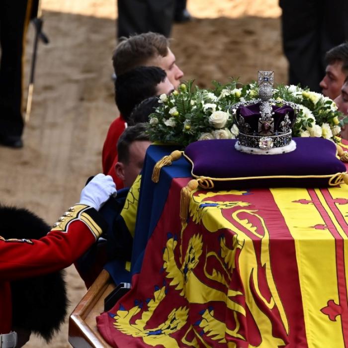Sarg der Queen in königliche Gruft hinuntergelassen
