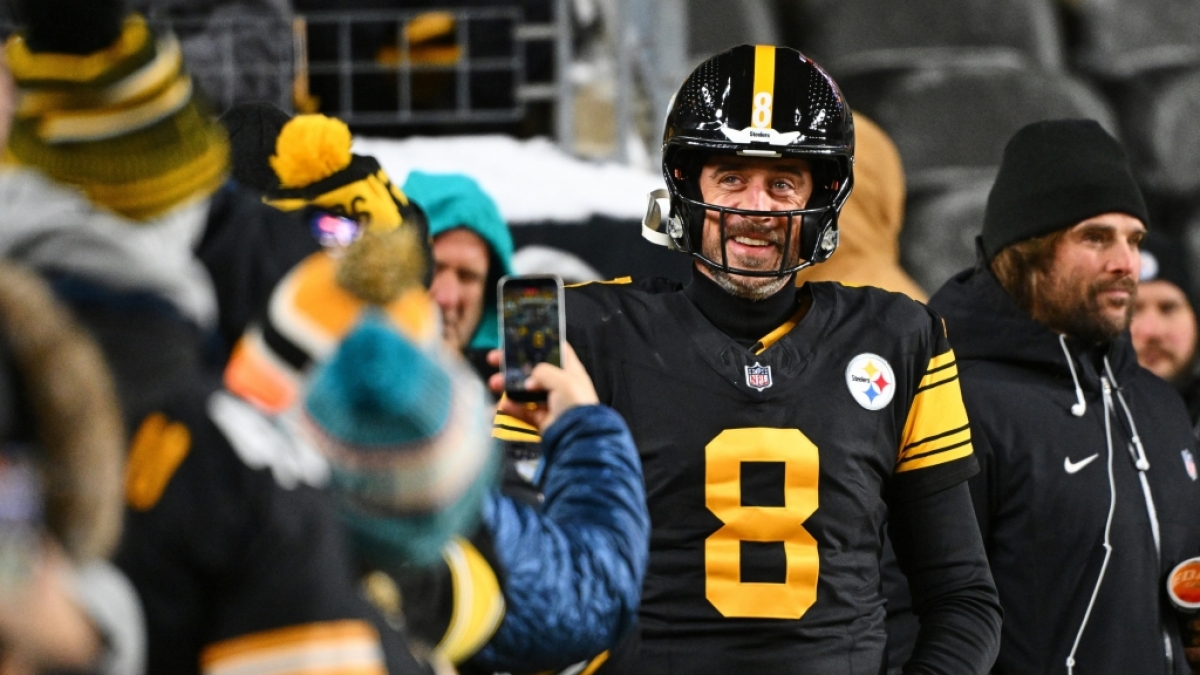 Aaron Rodgers von den Pittsburgh Steelers l&auml;chelt w&auml;hrend Fans ein Foto von ihm schie&szlig;en, am 15.12.2025. (Symbolbild) (Foto)