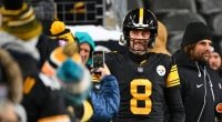 Aaron Rodgers von den Pittsburgh Steelers lächelt während Fans ein Foto von ihm schießen, am 15.12.2025. (Symbolbild)