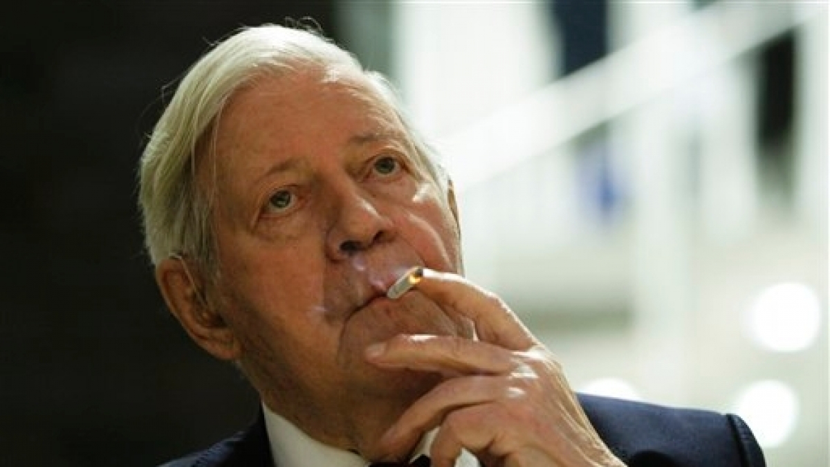 Der wohl berühmteste Raucher Deutschlands: Helmut Schmidt verzichtet nicht einmal bei Fernsehinterviews auf das Rauchen. (Foto)