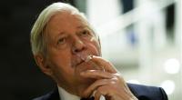 Der wohl berühmteste Raucher Deutschlands: Helmut Schmidt verzichtet nicht einmal bei Fernsehinterviews auf das Rauchen.
