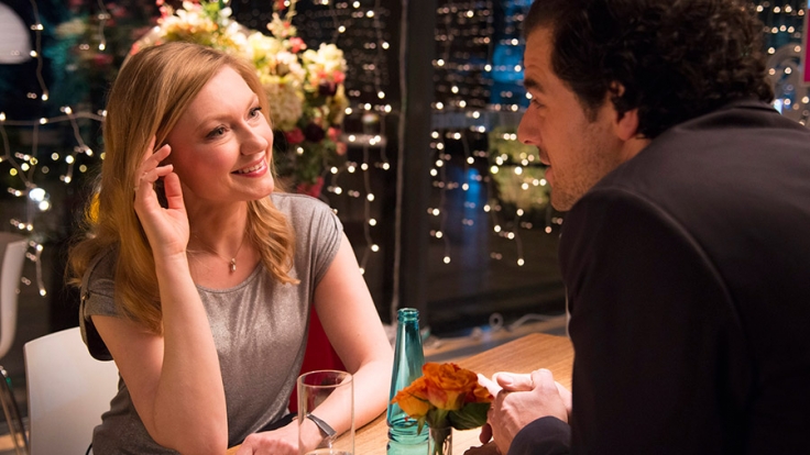 Beim Speeddating funkt es zwischen Tiefstaplerin Kathrin (Johanna Christine Gehlen) und Hochstapler Andi (Tobias Licht).