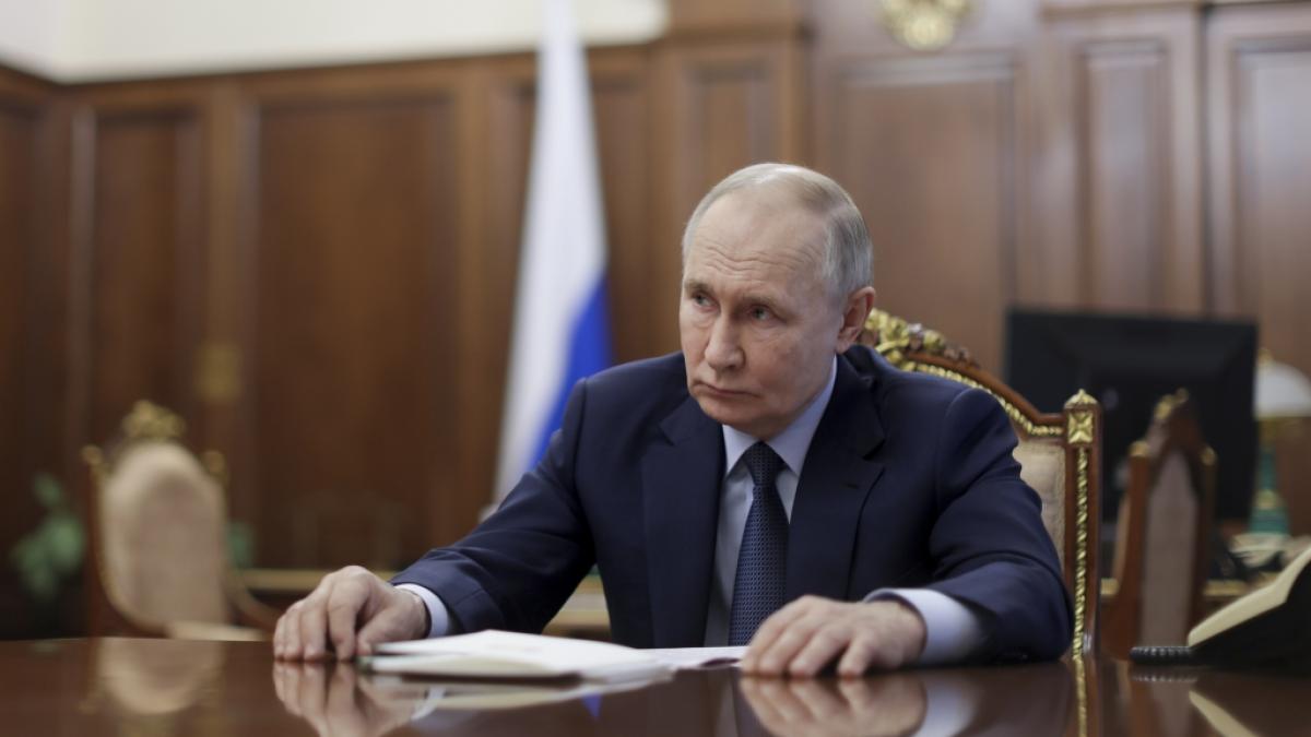 Wladimir Putin soll im Ukraine-Krieg innerhalb nur einer Woche fast 1.000 Logistikfahrzeuge verloren haben. (Foto)
