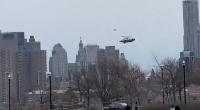 In New York ist ein Helikopter kopfüber in den Hudson River gestürzt.