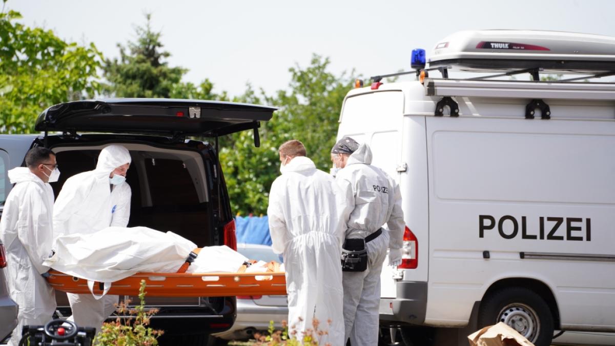 Ermittler der Polizei arbeiten nach einem T&ouml;tungsdelikt am Tatort. Bei einer Routinekontrolle ist die Polizei auf die Spur eines Gewaltverbrechens gesto&szlig;en. (Foto)