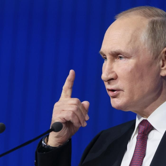 Krankenakte: Wladimir Putin / Mit 64! Madonna oben ohne / Löwe frisst Kind (3)