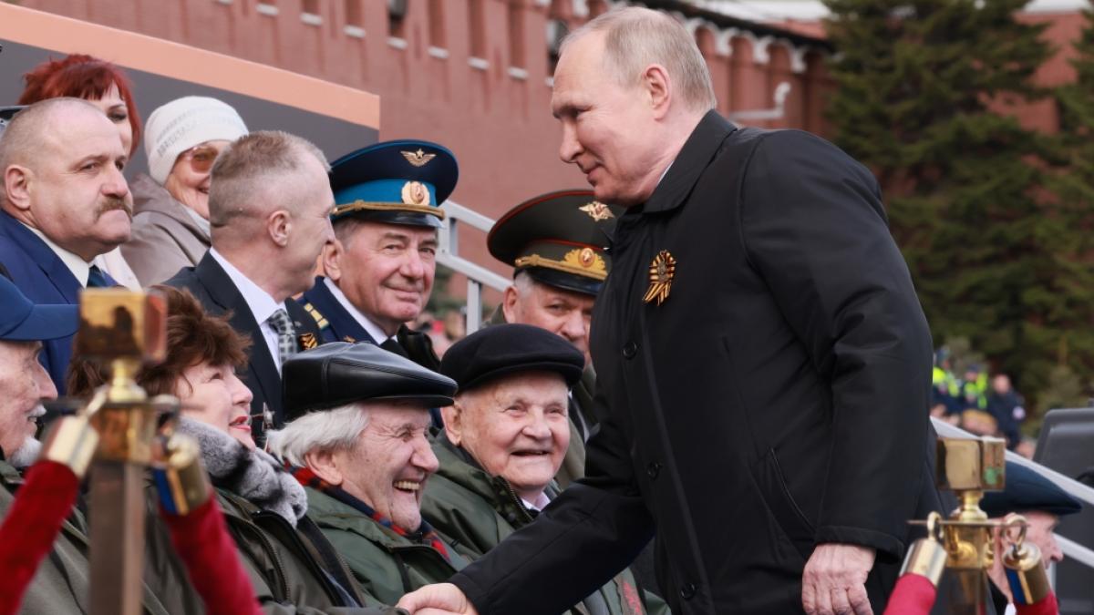 Wladimir Putin begr&uuml;&szlig;t am 9. Mai 2022 auf dem Roten Platz die Teilnehmer der Feierlichkeiten zum "Tag des Sieges". (Foto)