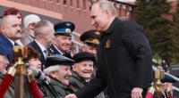 Wladimir Putin begrüßt am 9. Mai 2022 auf dem Roten Platz die Teilnehmer der Feierlichkeiten zum 