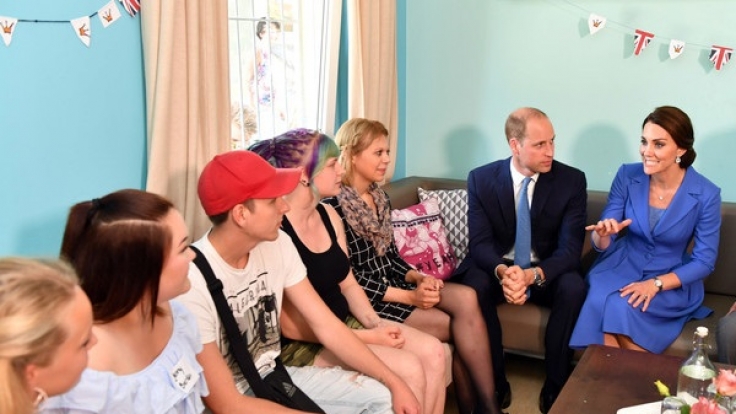 William und Kate im Gespräch mit sozial benachteiligten Kindern.