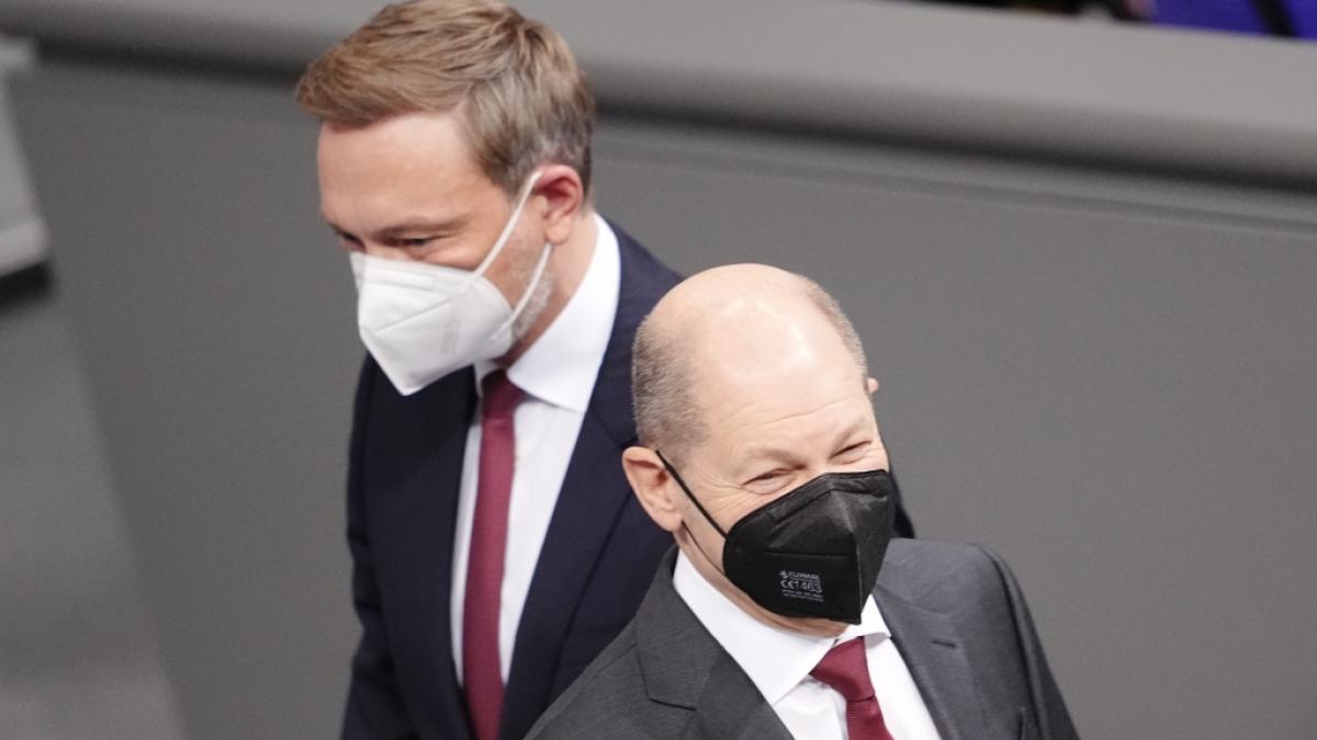 Wenn die Staatskasse klingelt, kommt bei Finanzminister Lindner (l.) und Bundeskanzler Scholz (r.) reichlich Freude auf. (Foto)
