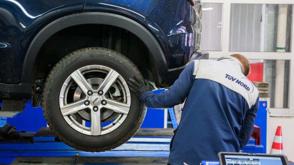 Dem neuen Vorschlag der EU-Kommission zufolge sollen alle Autos, die &auml;lter als zehn Jahre sind, j&auml;hrlich zum T&Uuml;V. (Foto)