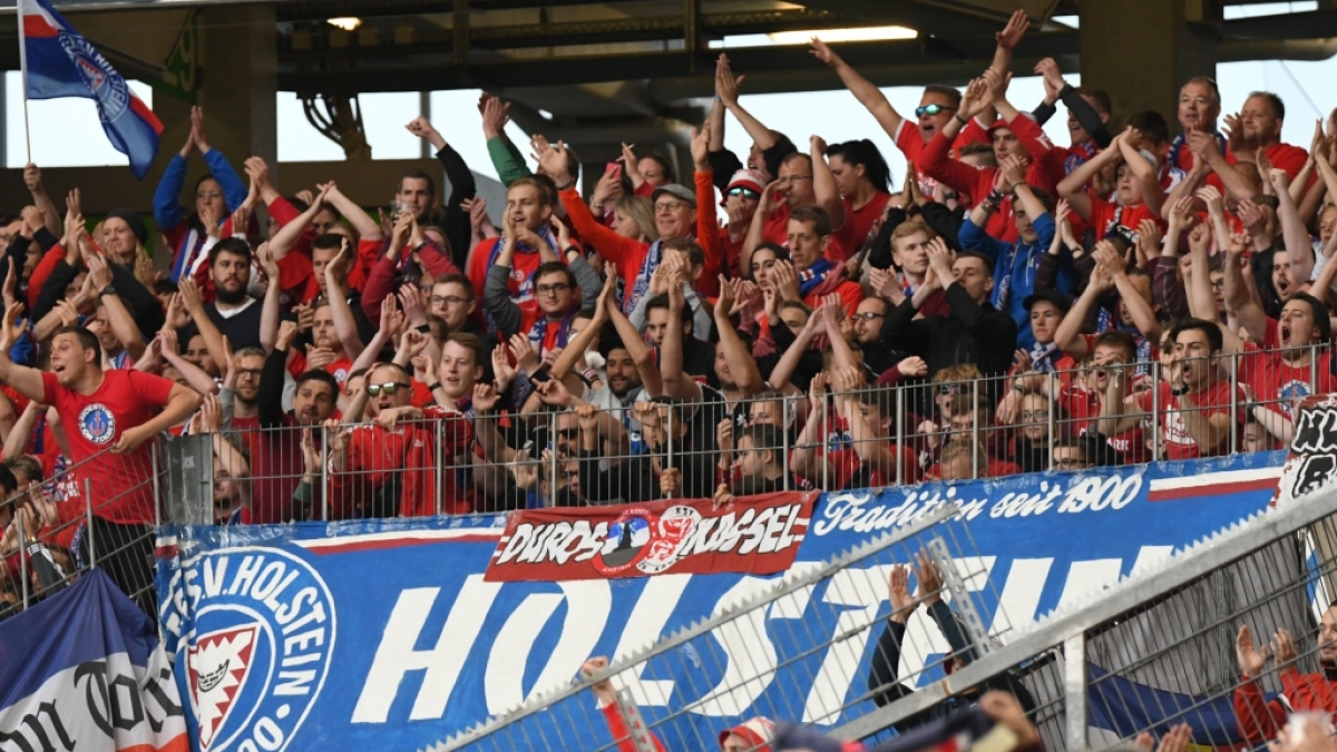 Lautstark feuern die Fans von Holstein Kiel ihren Verein an. (Symbolbild) (Foto)