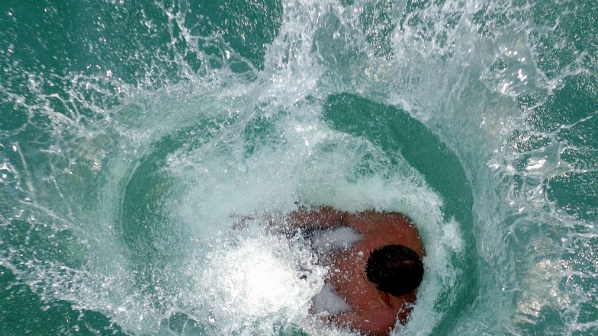 Nicht immer hat der Sprung ins Badegw&auml;sser erfreuliche Folgen - j&auml;hrlich sterben unz&auml;hlige Menschen bei Badeunf&auml;llen (Symbolfoto). (Foto)