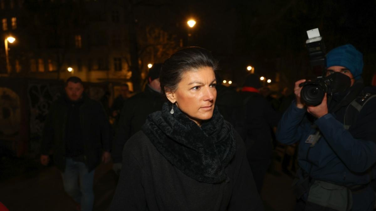 Sahra Wagenknecht wird von AfD-Mann Bj&ouml;rn H&ouml;cke umworben. (Foto)