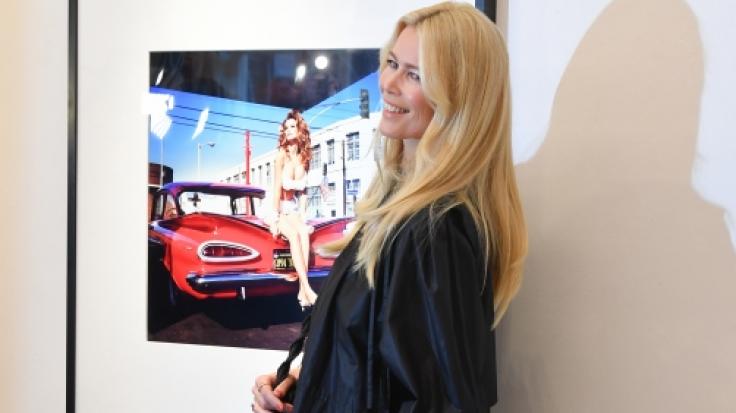 Auf ihrem neuesten Instagram-Post präsentiert sich Claudia Schiffer im eng anliegenden, goldenen Kleid von Versace.