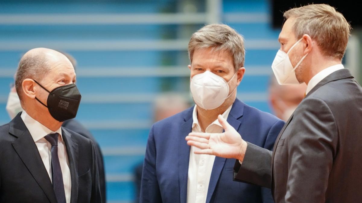 Olaf Scholz, Robert Habeck und Christian Lindner im Gespr&auml;ch. (Foto)
