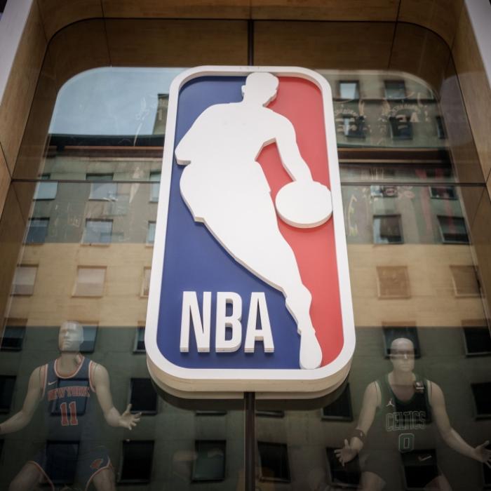 Das Logo der NBA an einem Fanshop in Manhattan. (Symbolbild)