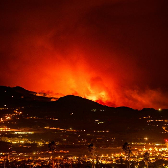Flammen erfassen 7 Prozent der Inselfläche - Tausende evakuiert