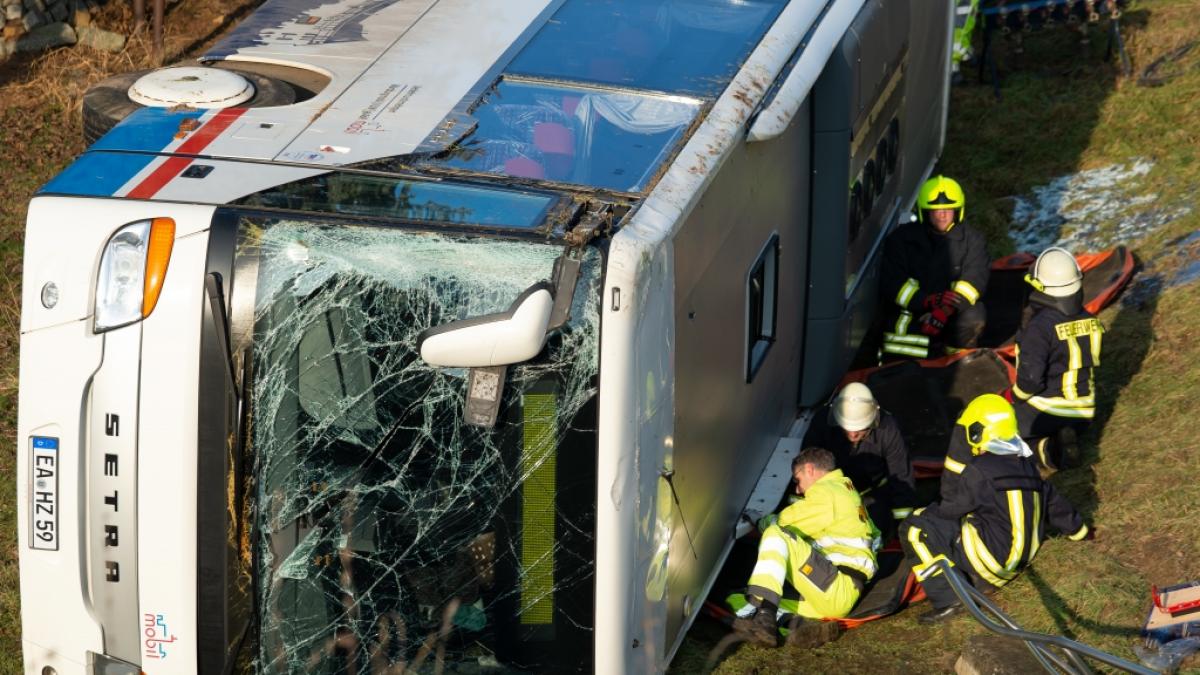Einsatzkr&auml;fte installieren zum Aufrichten des verungl&uuml;ckten Schulbusses Hebekissen. (Foto)